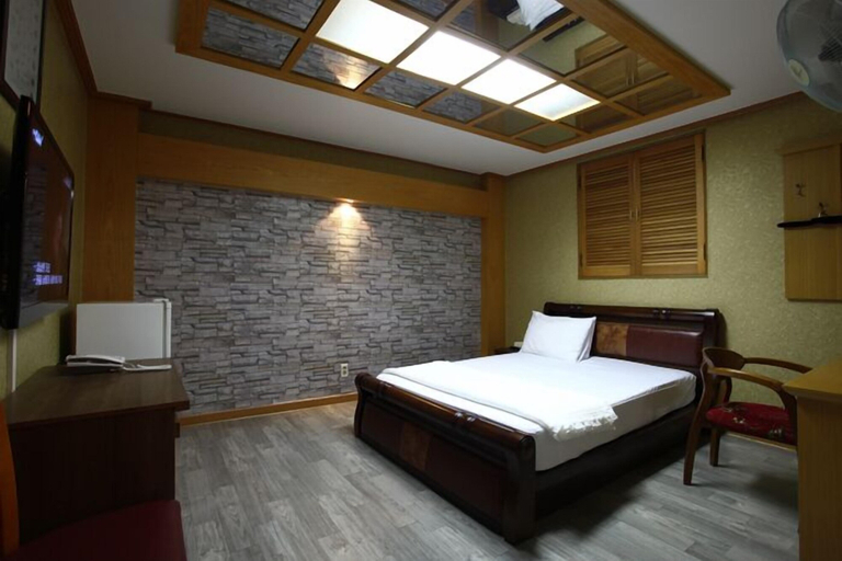 Bedroom 2, Galleria Hotel, Andong