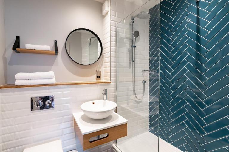 Bathroom 4, Victoria Inn, London