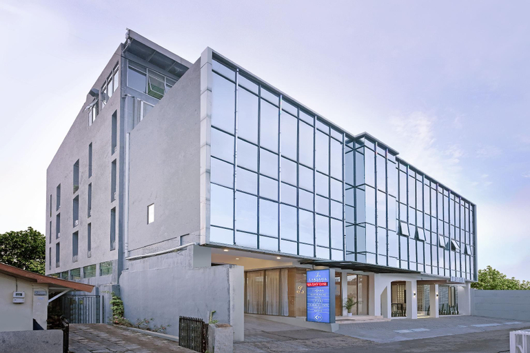 Exterior & Views 24