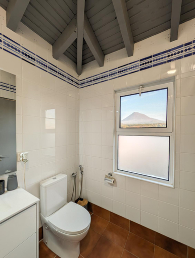 Bathroom 2, Loving Strangers Hostel, Madalena