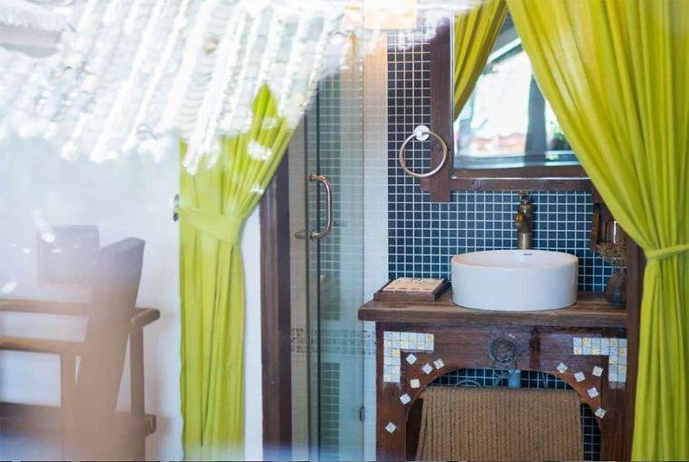 Bathroom 4, Big Tree Guesthouse, Lijiang