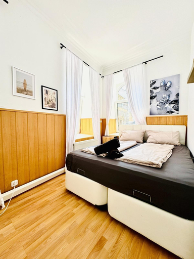 Bedroom 4, 10 Economy Rooms-Shared Bath & Kitchen, Wien