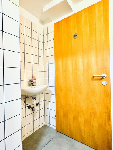 Bathroom 5, 10 Economy Rooms-Shared Bath & Kitchen, Wien
