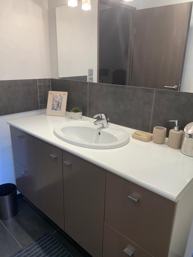 Bathroom 2, Les Moineaux, Vaucluse