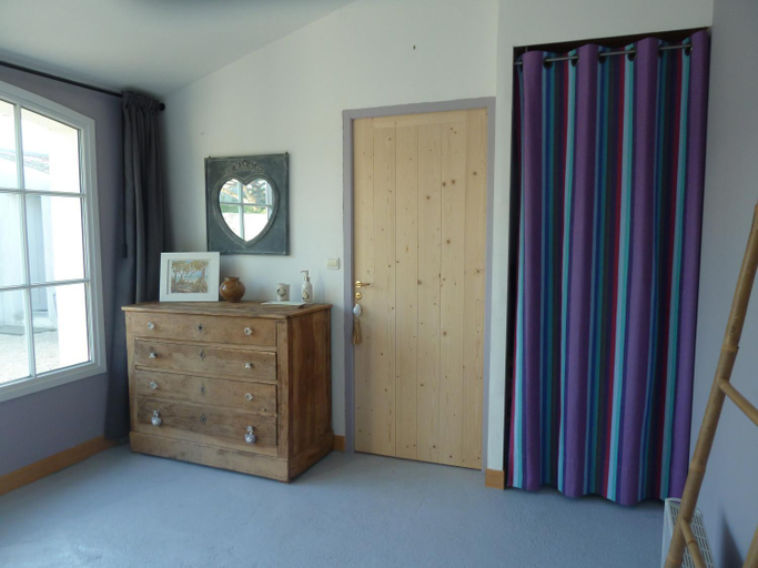 Others 4, Villa Blanche, Charente-Maritime