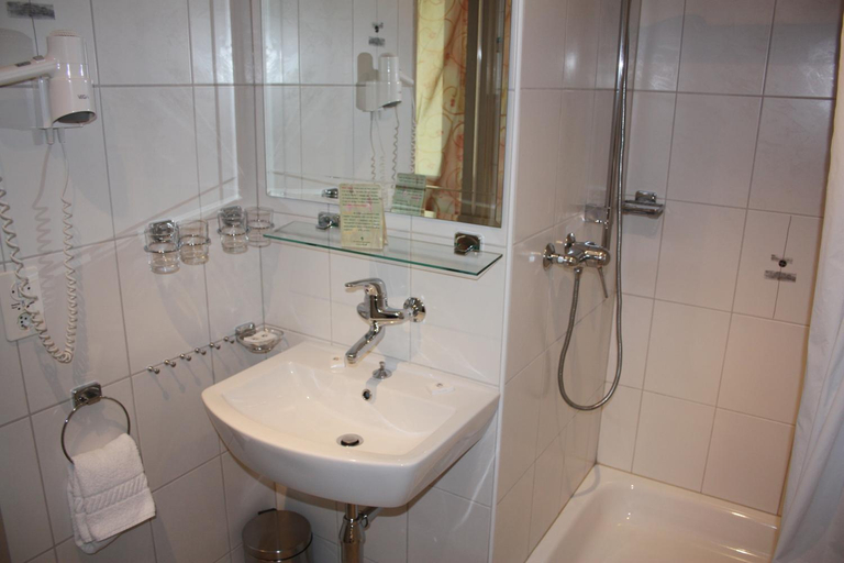 Bathroom 2, Hotel Paradis-Leukerbad-Therme, Leuk