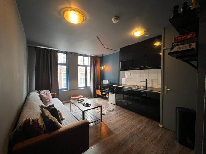 Others 4, 7B&B, Amsterdam