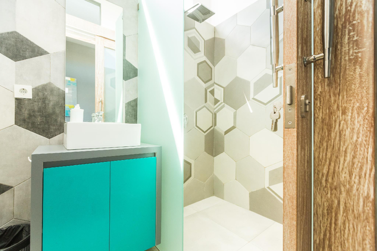 Bathroom 3, 7Rooms Seminyak, Badung