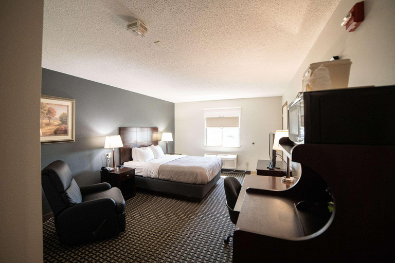 Bedroom 3, Quality InnSuites Watertown Prairie Lakes IceArena, Codington