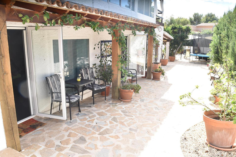 Others 5, Casa Blanca Suiza, Alicante
