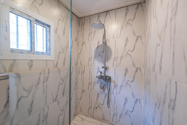 Bathroom 2, Villa Magnum, Wouri
