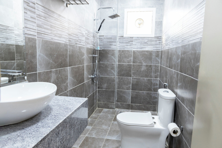 Bathroom 2, Riviera suites, Sur