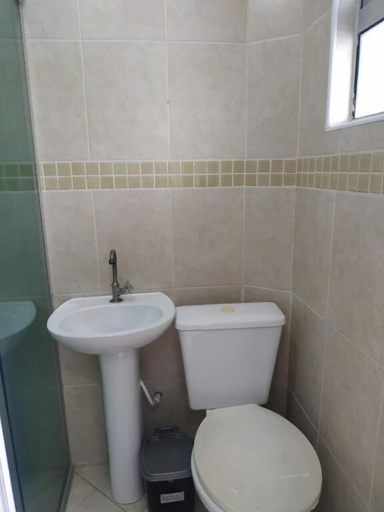 Bathroom 3, Kitnet com ar na praia das Astúrias, Guarujá
