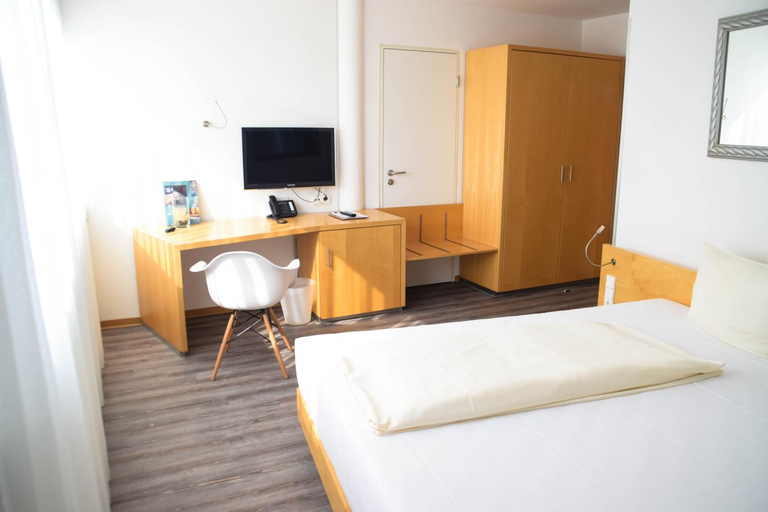 Bedroom 3, Cristall Hotel, Karlsruhe