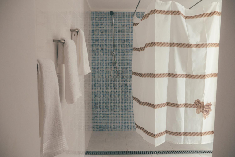 Bathroom 2, Oportocean Hostel, Matosinhos
