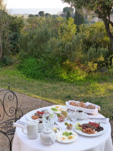 Food & Drinks 4, Chambre Bed and Breakfast dans la Villa Cypra, Alpes-Maritimes