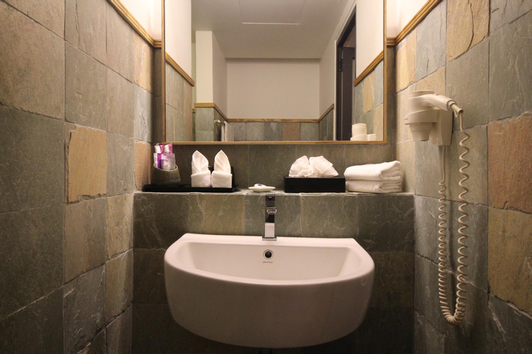 Bathroom 14