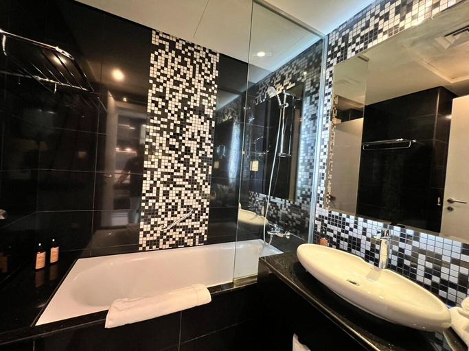 Bathroom 2, Lux Studio in Downtown w big balcony & canal view, Dubai