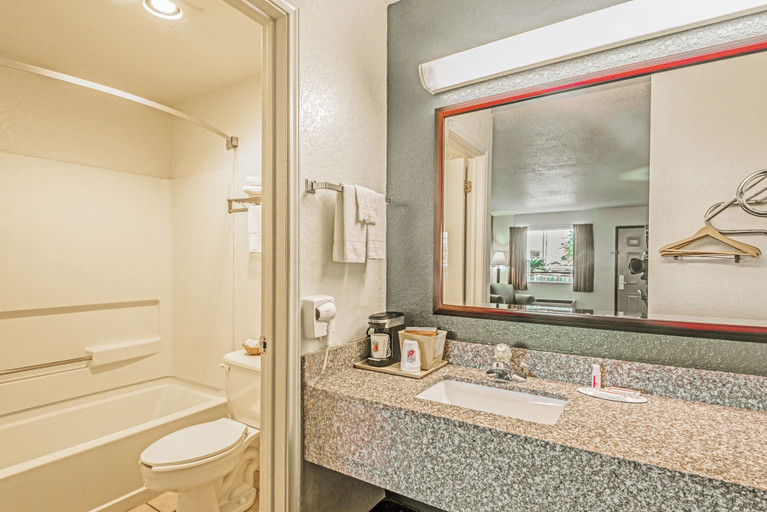 Bathroom 5, Baymont by Wyndham New Braunfels TX, Comal