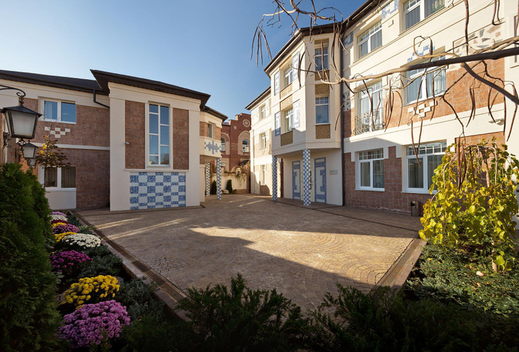 Exterior & Views