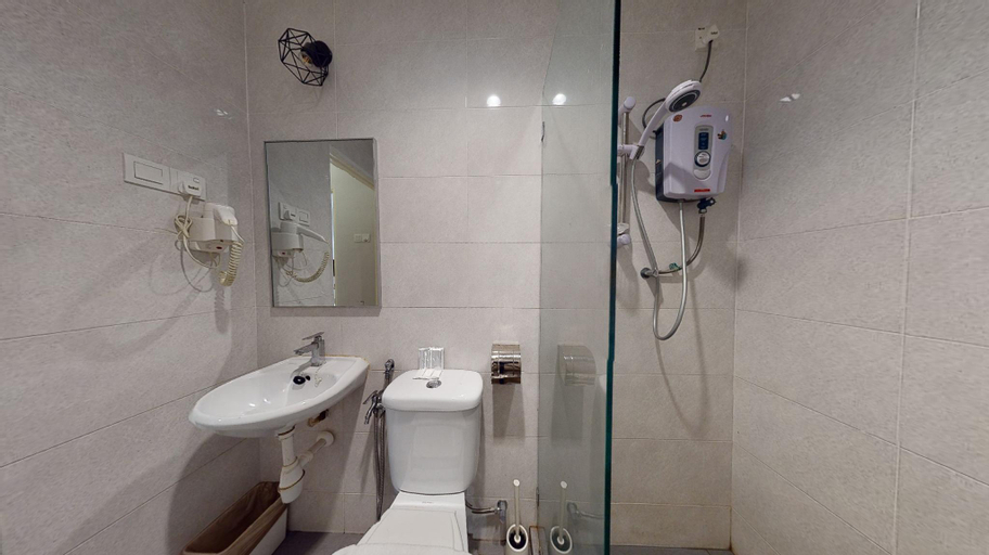 Bathroom 10