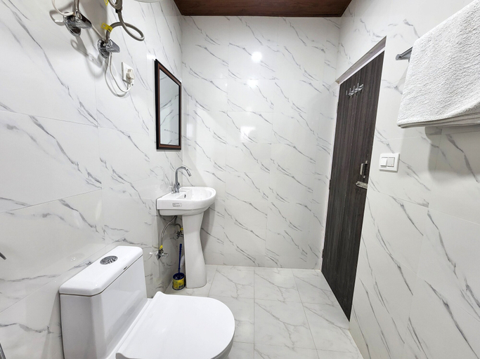Bathroom 2, Royal Cedar Shimla, Shimla