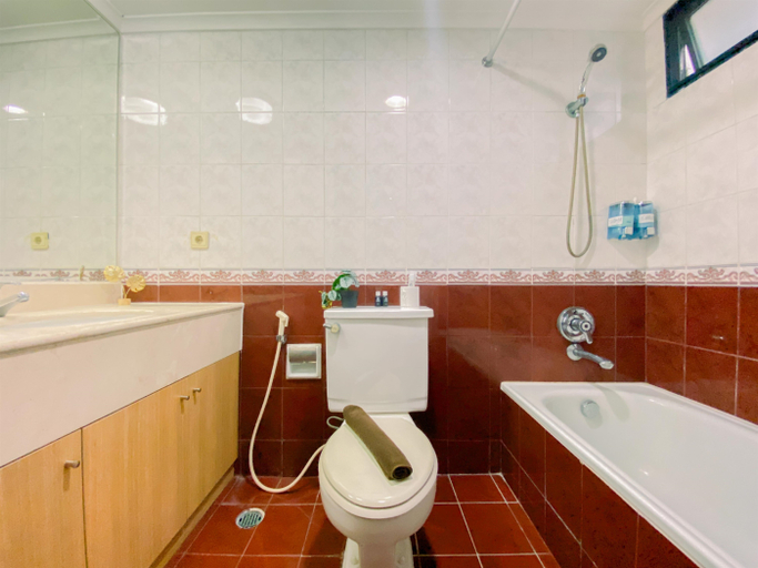 Bathroom 5, Best Place and Spacious 3BR at Sudirman Tower Condominium Apartment By Travelio, Jakarta Selatan
