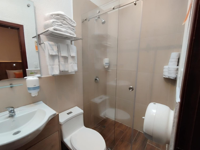Bathroom 5, Casona Tobar Hotel, Quito