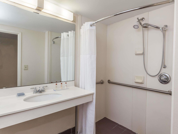Bathroom, Fairfield by Marriott Inn & Suites Charleston, Kanawha