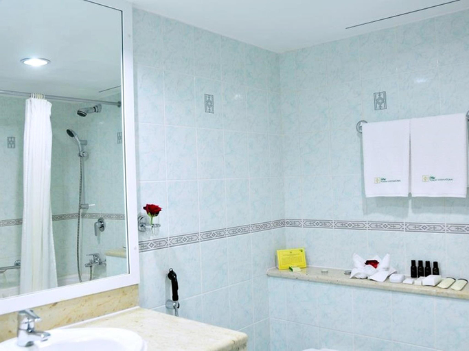 Bathroom 5, Holiday International, Sharjah City