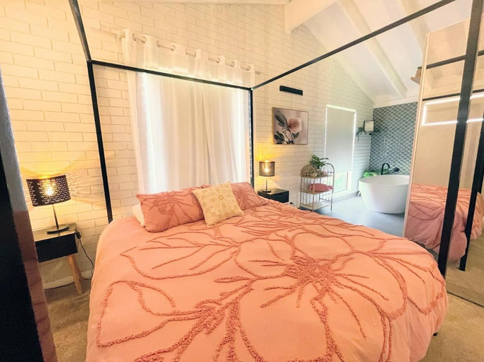 Bedroom 2, Luxe Family Retreat! Pool, Sauna, Playground, Netflix, Disney Plus, Greenough