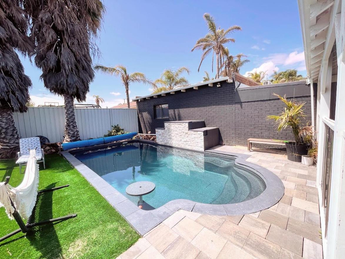 Sport & Beauty 1, Luxe Family Retreat! Pool, Sauna, Playground, Netflix, Disney Plus, Greenough