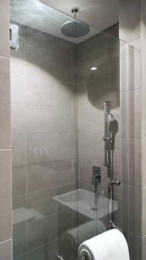 Bathroom 16