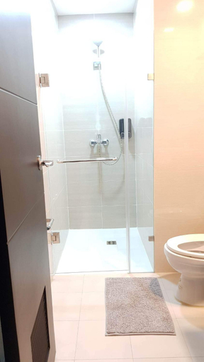 Bathroom 4, 101 Newport blvd C2 4F by Rechelle Nunag, Pasay City