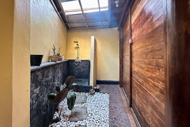 Bathroom 3, Baruna Lake Side View, Bangli