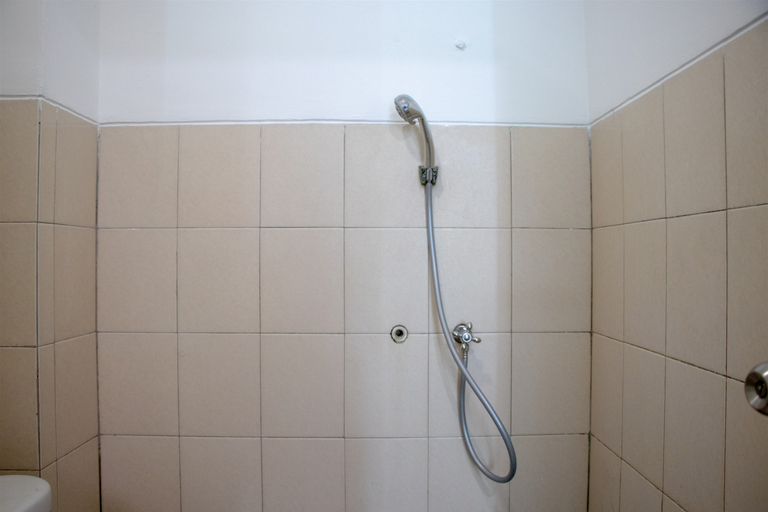 Bathroom 5, Comfy Studio at Pakubuwono Terrace Apartment By Travelio, South Jakarta