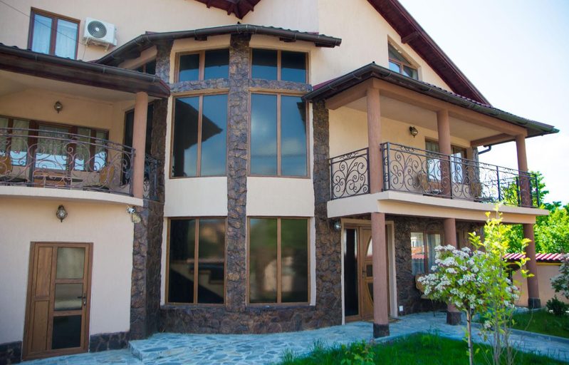 Others 4, CASA ALEX SI ALEXIA, Calimanesti