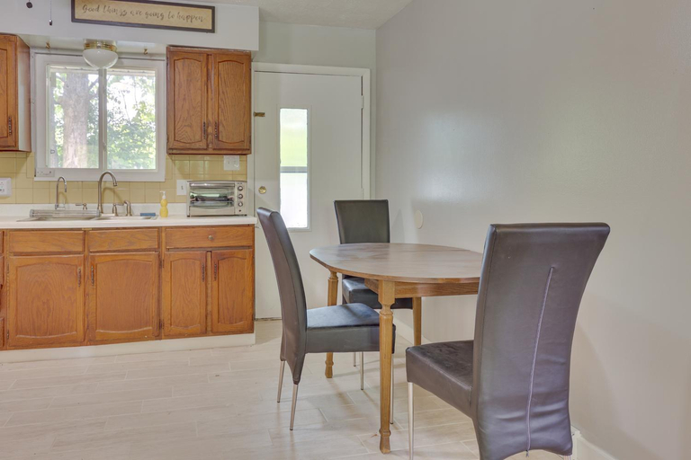 Others 4, Cozy Youngstown Apartment w/ Central A/C + Heating, Mahoning