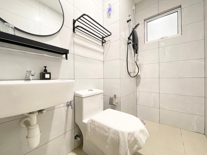 Bathroom 3, Amber 2B2B Cozy apt Wi-Fi TV Box near Encore Melaka, Malacca City