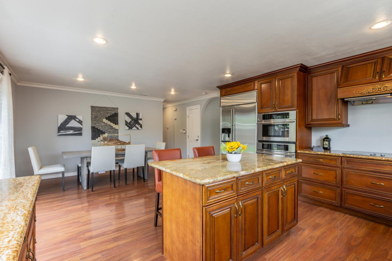 @ Marbella Lane - Elegant and Spacious Home, Alameda