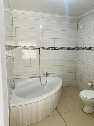 Bathroom 2, Tony Hill Manor House, Vhembe