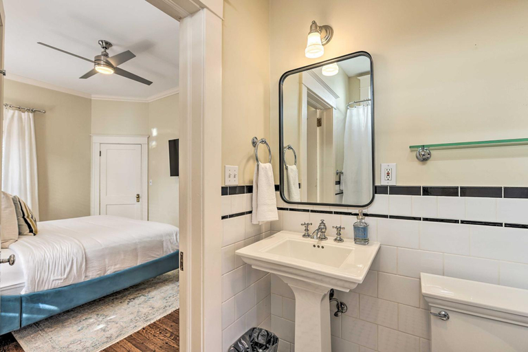 Bathroom 3, Bright Apartment 3 Mi to Downtown Birmingham!, Jefferson