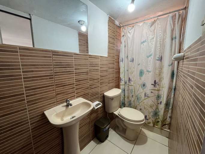 Bathroom 3, Qosqollay Plaza, Cusco