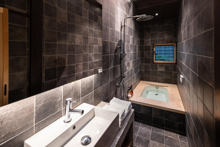 Bathroom 3, Kyokoi Kiyomizugojo, Kyoto