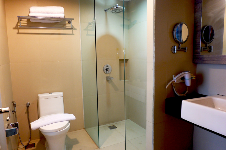 Bathroom 5, Caspella Suites Hotel Kemayoran, Central Jakarta