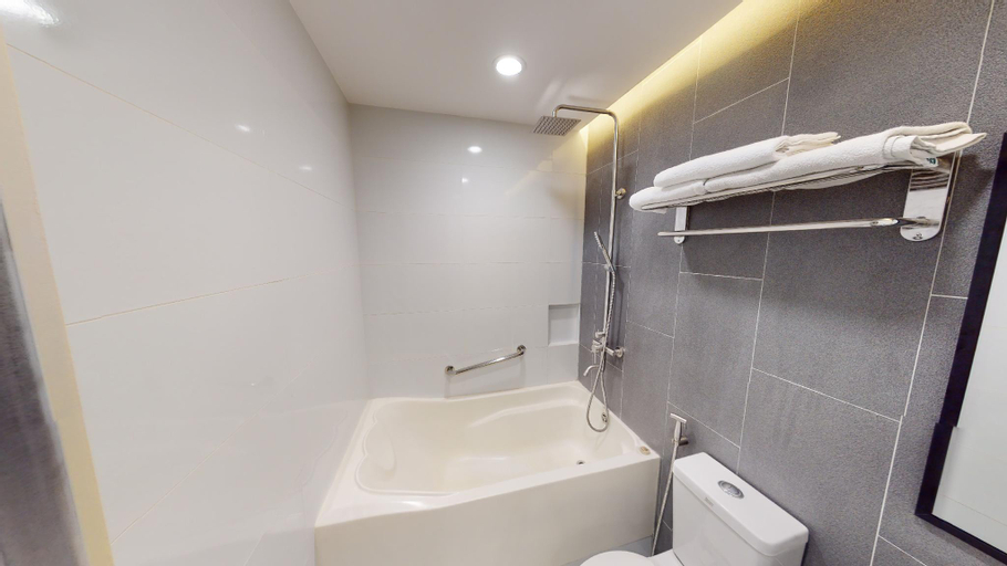 Bathroom 25