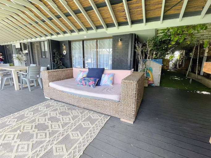 Others 5, Luxe Family Retreat! Pool, Sauna, Playground, Netflix, Disney Plus, Greenough