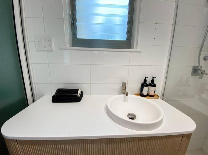 Bedroom 3, HoneyB - 2 bed Apt on the beach, Stirling
