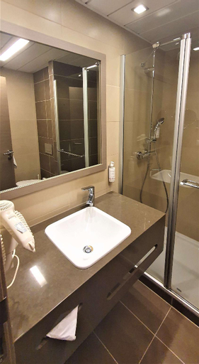 Bathroom 14