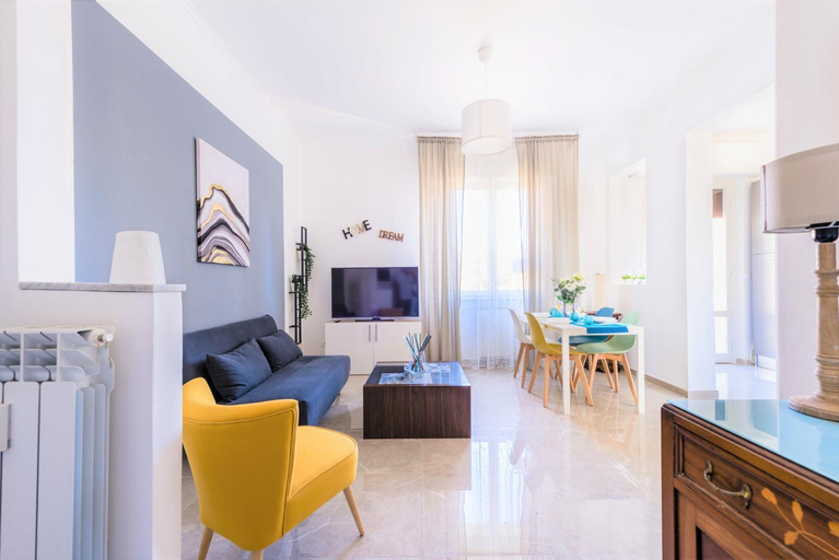 Hostly - ColorHome Pisa Midtown - Unique 3 Rooms with 3 Private Bathrooms, Pisa